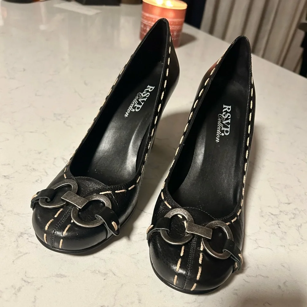 RSVP Collection Contrast Stitch Buckle hardware black leather pumps 8.5 classic - Picture 1 of 13